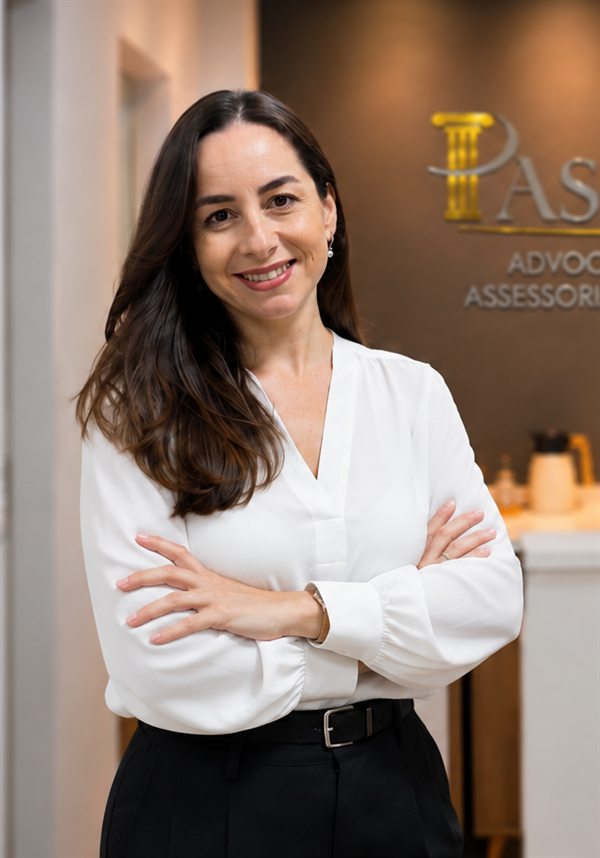 Dra. Allyne Aguiar Passos, advogada, na recepção do escritório
