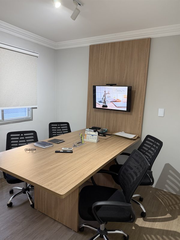 Sala de reunião do escritório, com mesa para atendimento