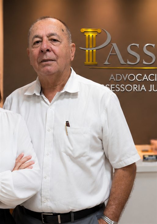 Dr. Sérgio Ribeiro Passos, advogado, na recepção do escritório